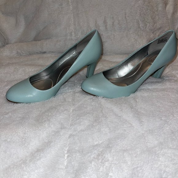 Bandolino Mint Green Pumps - Picture 1 of 3